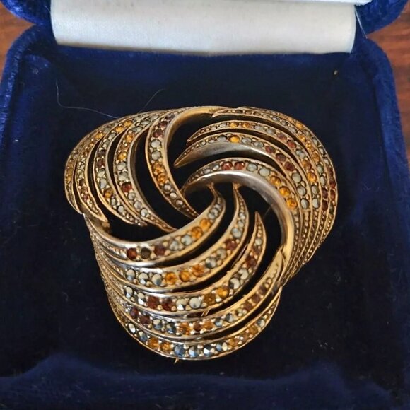 Vtg Les Bernard Signed Classic Rhinestone & Gold Tone Swirl Brooch Pin 2" - Picture 1 of 12
